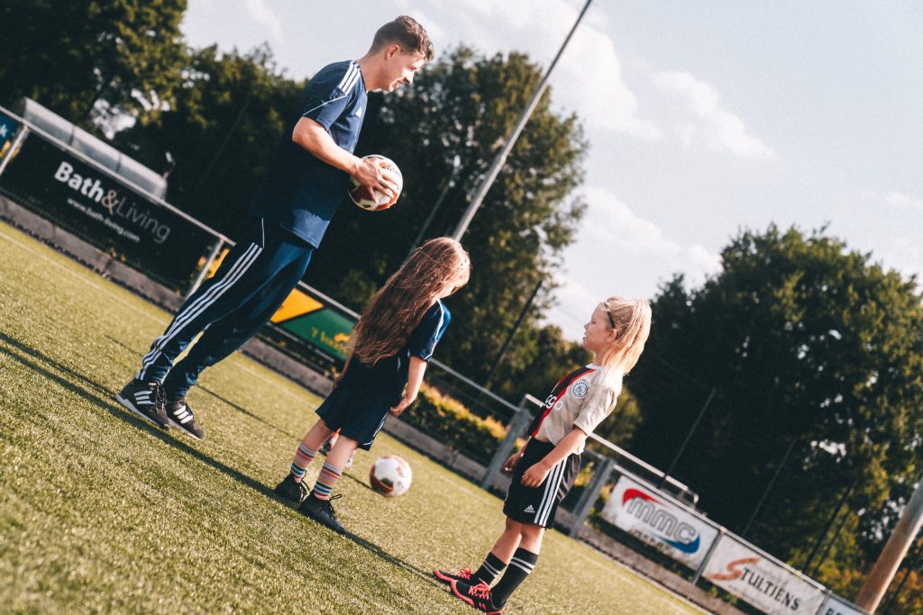 Kinderen krijgen actieve professionele begeleiding. U kunt bijdragen door sponsor te worden.