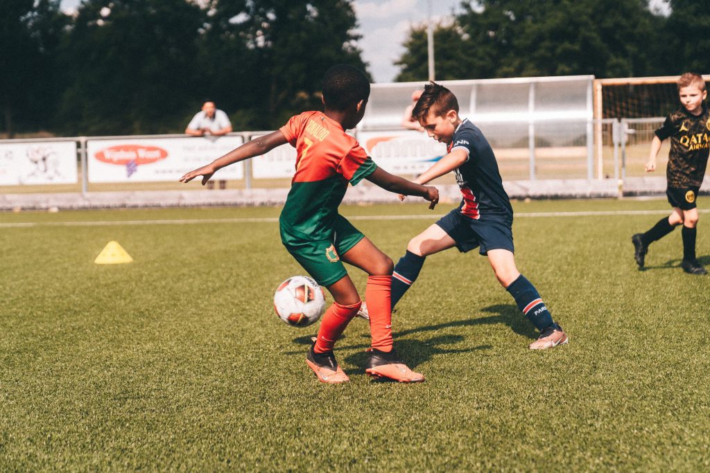 Kinderen die actief bezig zijn op het voetbalveld